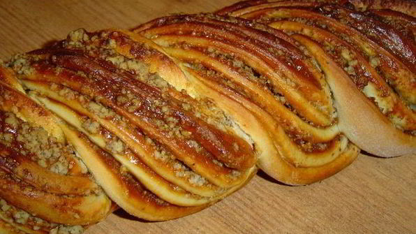 сдобный рулет из холодного дрожжевого теста