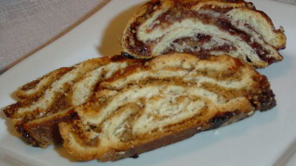 сдобный рулет из холодного дрожжевого теста