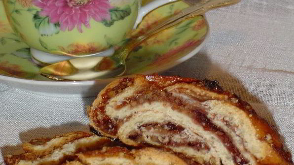 сдобный рулет из холодного дрожжевого теста