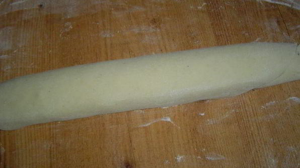 сдобный рулет из холодного дрожжевого теста