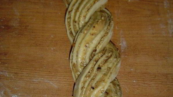 сдобный рулет из холодного дрожжевого теста