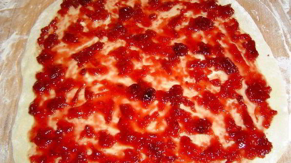 сдобный рулет из холодного дрожжевого теста