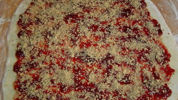 сдобный рулет из холодного дрожжевого теста