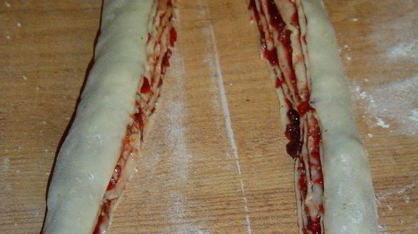 сдобный рулет из холодного дрожжевого теста