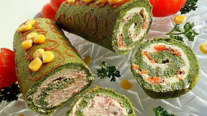 Шпинатный рулет со сливочным сыром и соленой семгой