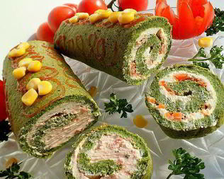 Шпинатный рулет со сливочным сыром и соленой семгой