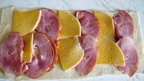 слоеные рулетики в заливке