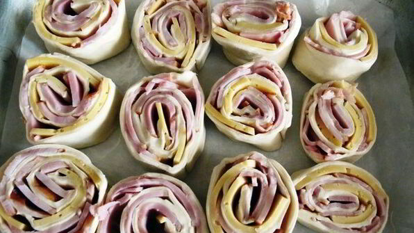 слоеные рулетики в заливке