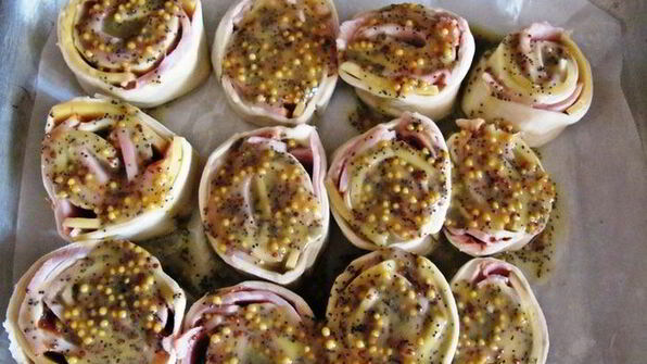 слоеные рулетики в заливке