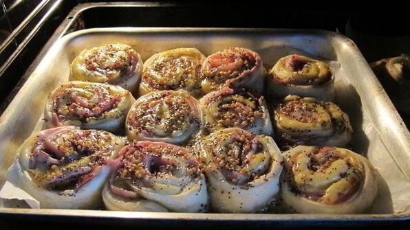 слоеные рулетики в заливке