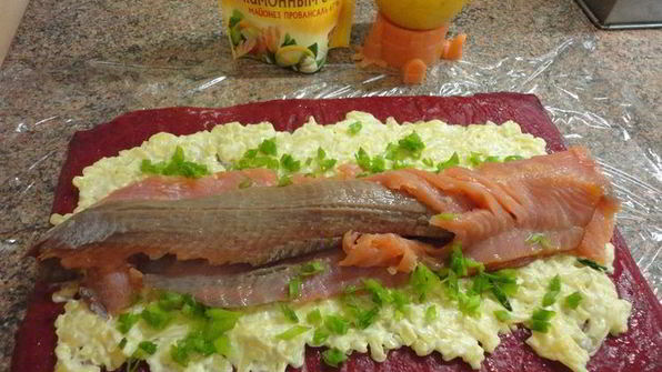 свекольный рулет с горбушей