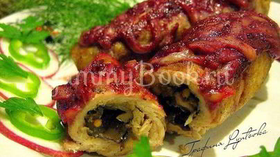 Свиные рулетики с грибами под брусничным соусом