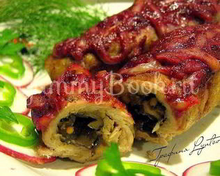 Свиные рулетики с грибами под брусничным соусом