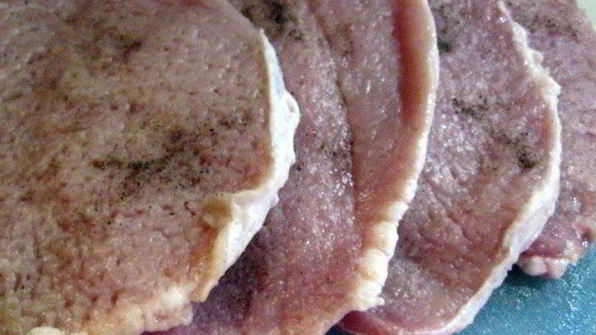 свиные рулетики с грибами под брусничным соусом