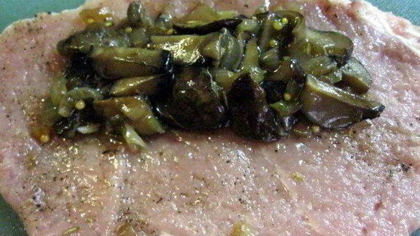 свиные рулетики с грибами под брусничным соусом