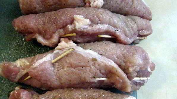 свиные рулетики с грибами под брусничным соусом