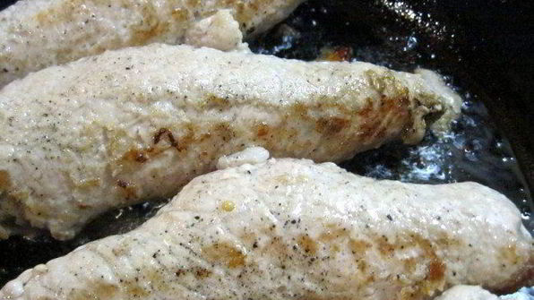 свиные рулетики с грибами под брусничным соусом