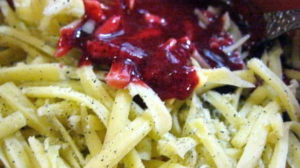 свиные рулетики с грибами под брусничным соусом