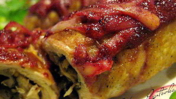 свиные рулетики с грибами под брусничным соусом