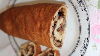 Творожный рулет с яблоками и шоколадом