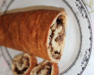 Творожный рулет с яблоками и шоколадом