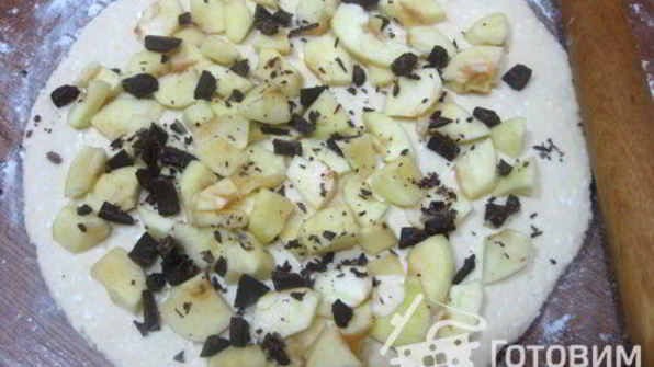 творожный рулет с яблоками и шоколадом