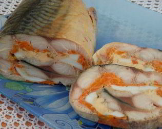 Закусочный рулет из скумбрии с морковью