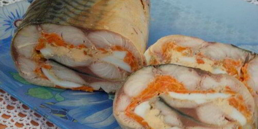 Рецепт закусочный рулет из скумбрии с морковью