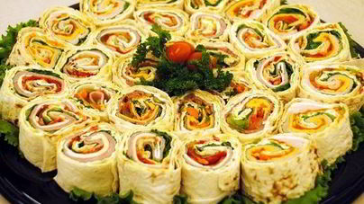 Закусочный рулет из тонкого лаваша с овощами