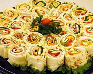 Закусочный рулет из тонкого лаваша с овощами