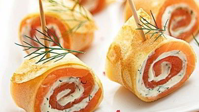 Закусочные рулетики из блинов с лососем