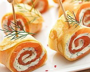 Закусочные рулетики из блинов с лососем