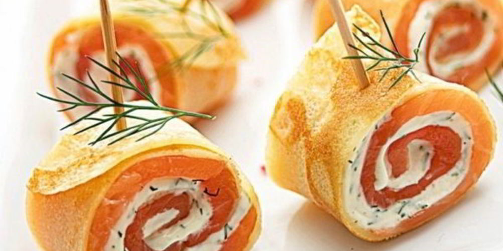 Рецепт закусочные рулетики из блинов с лососем