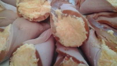 Закусочные рулетики с колбасой и сыром