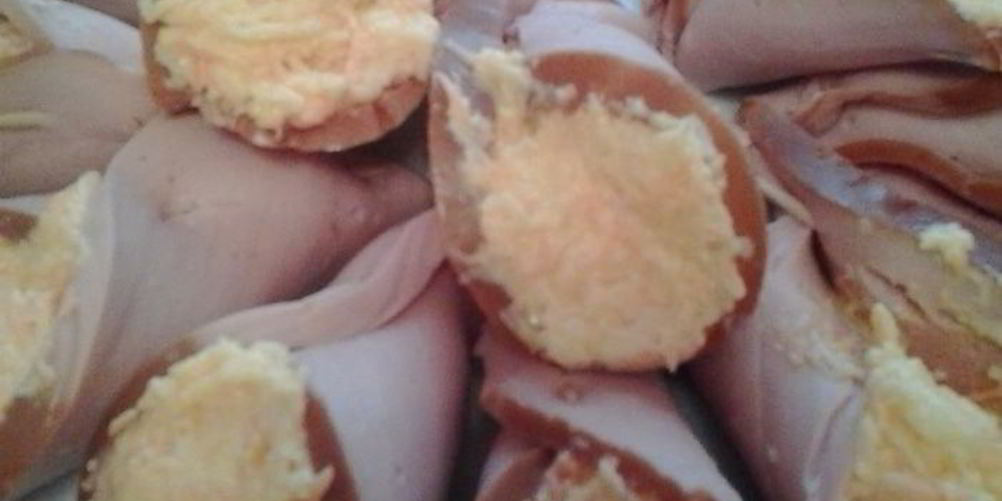 Рецепт закусочные рулетики с колбасой и сыром