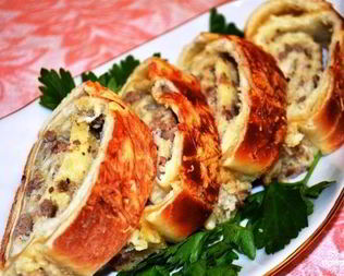 Закусочные рулеты из слоеного теста