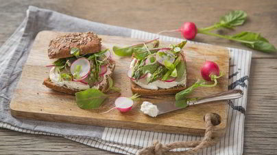 Шведские хлебцы со сливочным сыром, спаржей и редисом