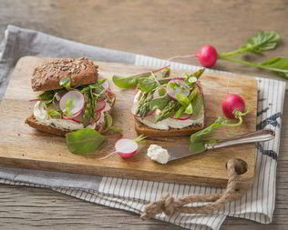 Шведские хлебцы со сливочным сыром, спаржей и редисом