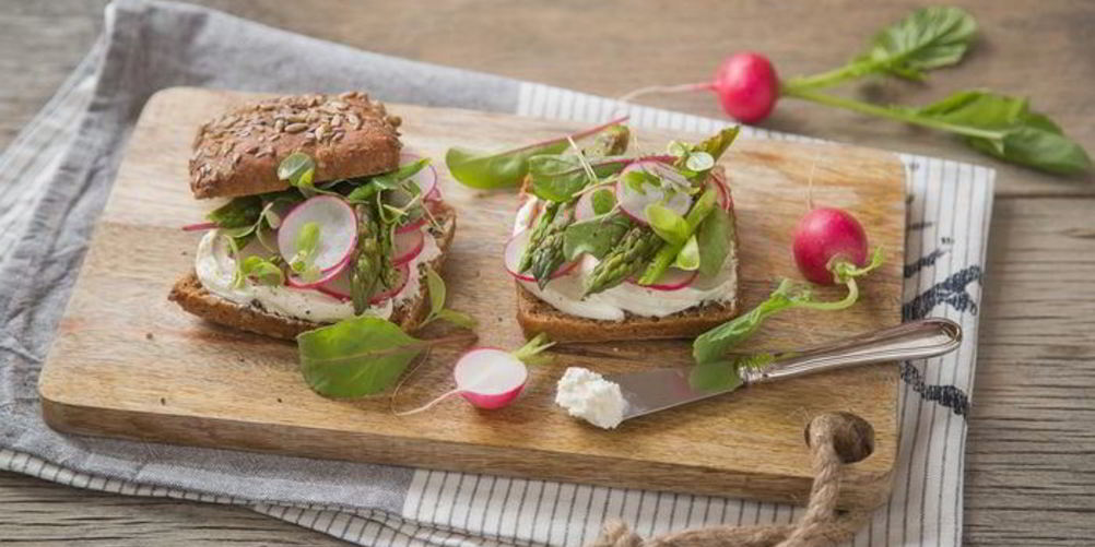 Рецепт шведские хлебцы со сливочным сыром, спаржей и редисом