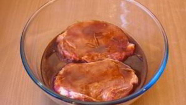 свинина, маринованная в соевом соусе и лимонном соке