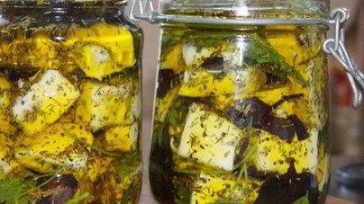 Сыр, маринованный с оливками