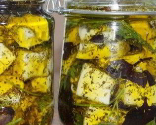 Сыр, маринованный с оливками