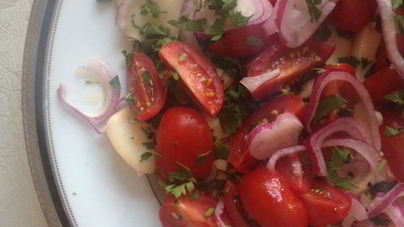 Сыр сулугуни с помидорами-черри