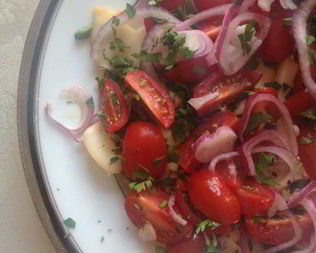 Сыр сулугуни с помидорами-черри