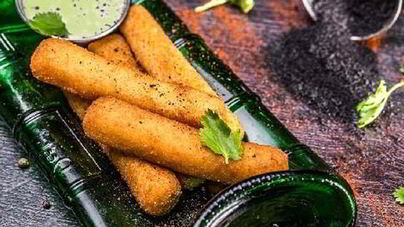 Сырные палочки с соусом из авокадо