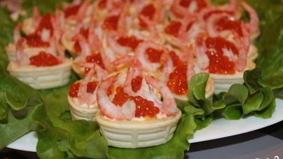 Тарталетки с икрой и креветками