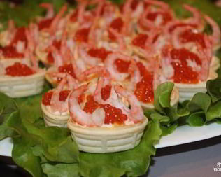 Тарталетки с икрой и креветками