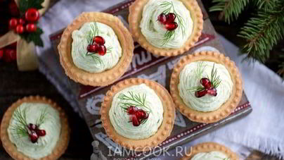 Тарталетки с икрой селедки, авокадо и творожным сыром