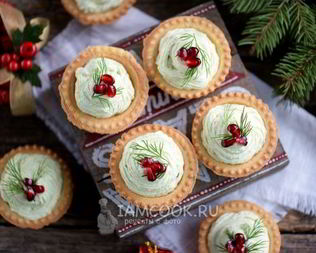 Тарталетки с икрой селедки, авокадо и творожным сыром