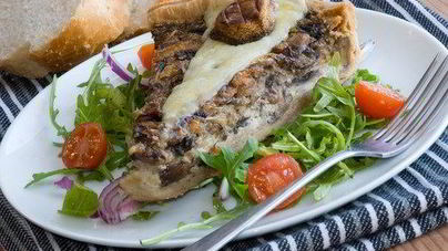 Грибной тарт с травами и грюйером